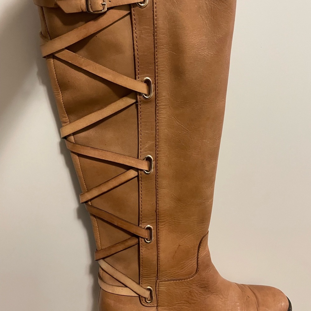 Well kept BCBG stylish boots. lined with velvet for comfort and warmth. - Picture 5 of 5
